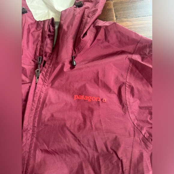 Women’s Patagonia Rain Coat - Picture 6 of 8